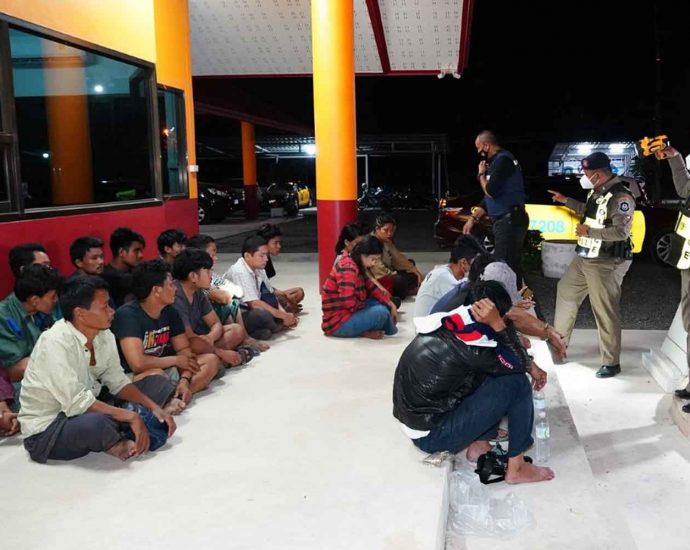 Two van loads of illegal migrants caught in Phatthalung