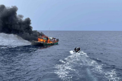 Vietnamese fishing boat burns, sinks after being caught