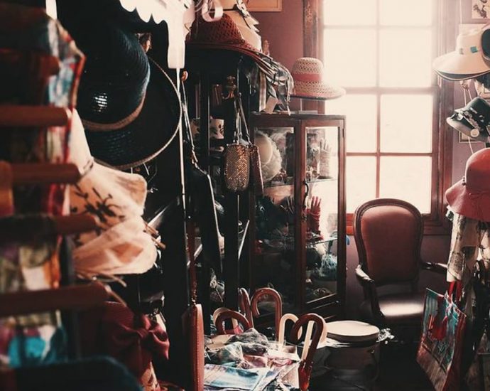 When throwing things away becomes hard: How hoarding works