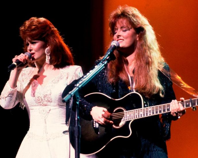 Wynonna Judd can feel her late mother Naomi ‘nudging’ her