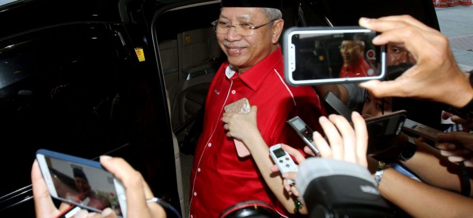 Annuar Musa: Cabinet meeting on Oct 7, so Parliament not dissolved