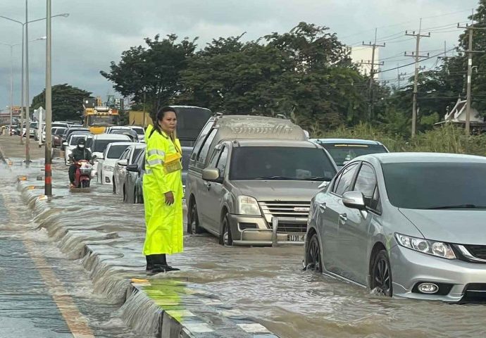 Ayutthaya-Sena road flooded