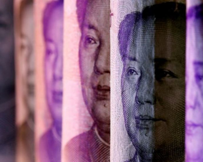 China's yuan extends slide, stock rebound peters out