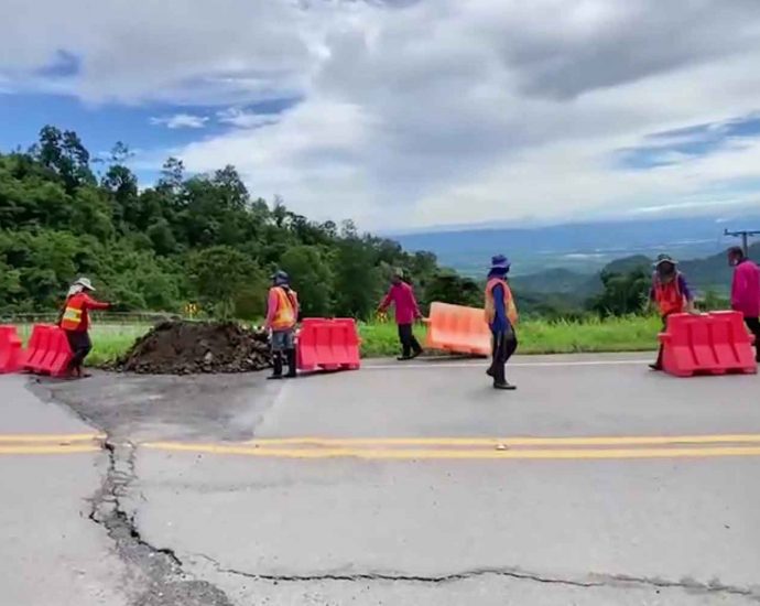 Cracks, mudslide start on tourists’ mountain road