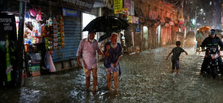 Cyclone lashes Bangladesh killing nine, flooding low-lying areas