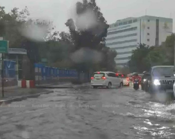 Downpour floods many Bangkok streets