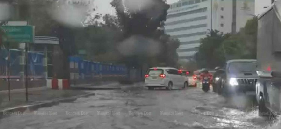 Downpour floods many Bangkok streets