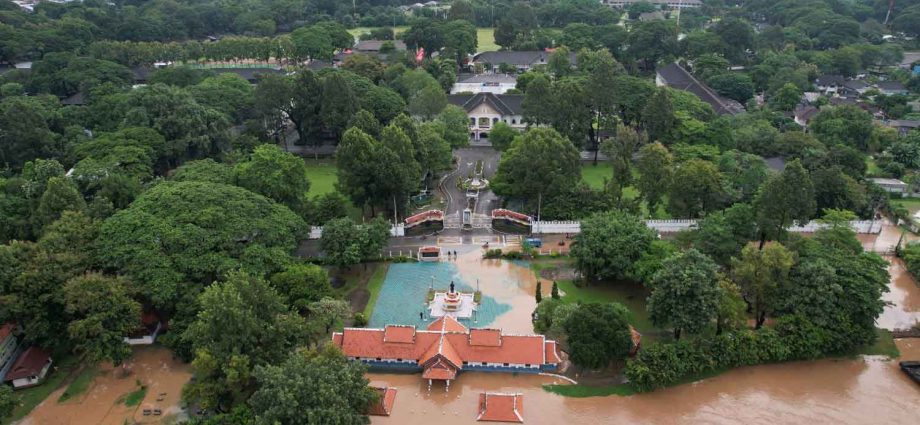 Flooding expanding in central Chiang Mai