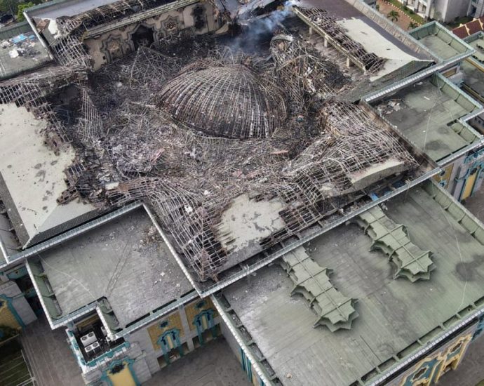 Giant dome collapses in Indonesia mosque fire