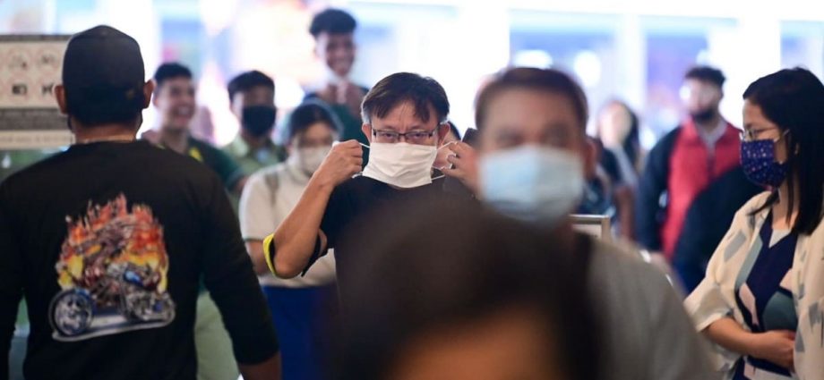 Let COVID-19 XBB wave ‘run its course’; no need to bring back mask mandate yet, say experts