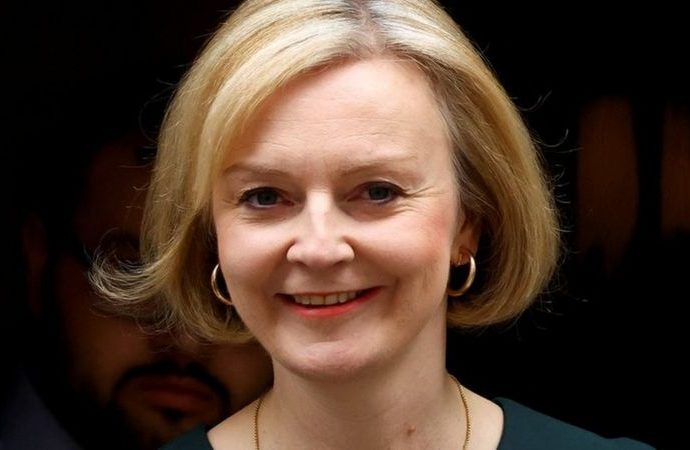 Liz Truss under pressure from senior Tory MPs to rethink tax cuts