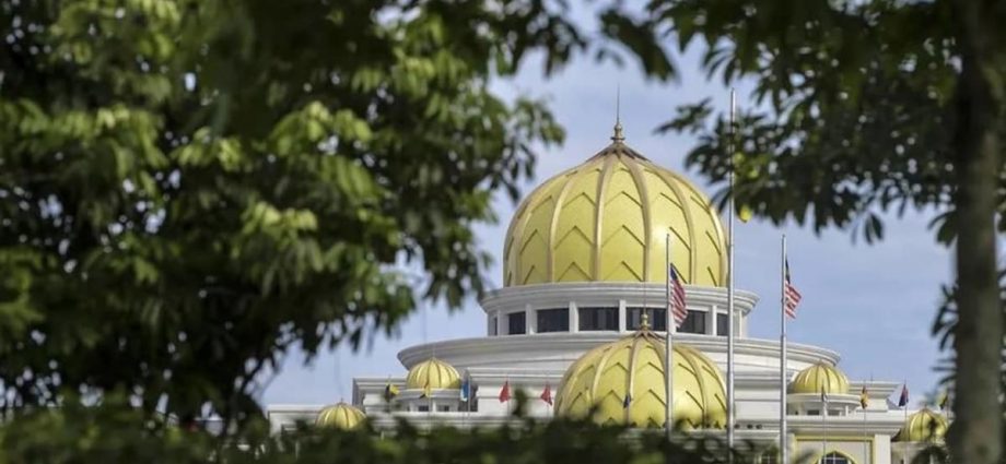 Malaysia PM Ismail Sabri arrives at palace to meet king amid speculation on parliament dissolution