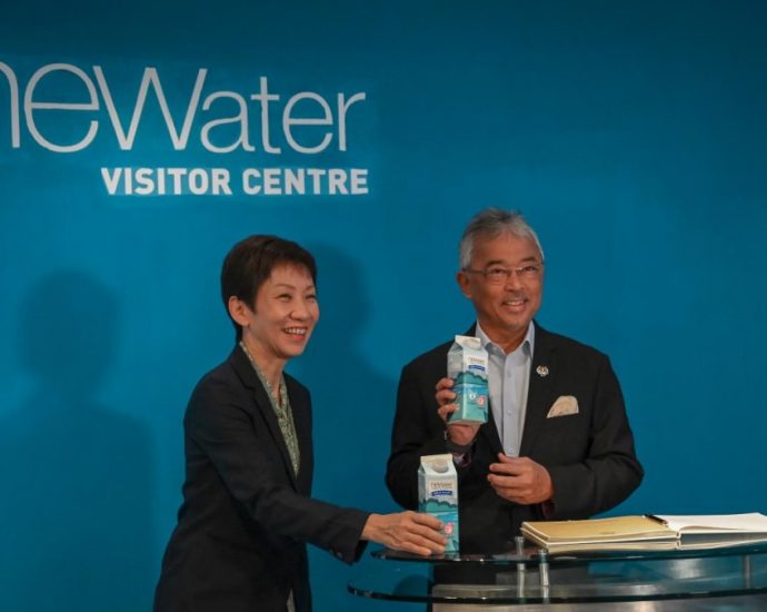 Malaysia’s king tours Singapore’s NEWater Visitor Centre