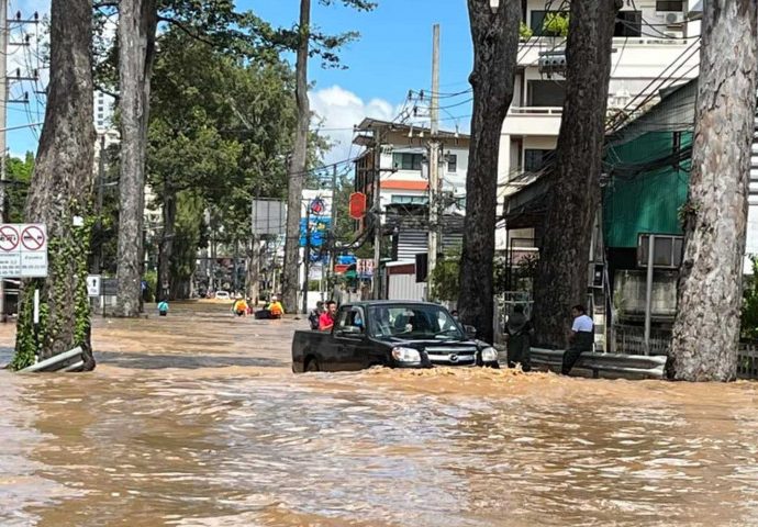 More pumps to drain flooded Chiang Mai