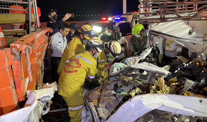 One killed, others injured in 3-vehicle expressway crash