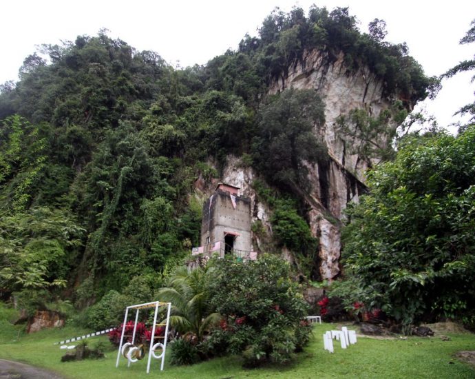 Over 30 people believed trapped in Gua Tempurung after cave exit floods