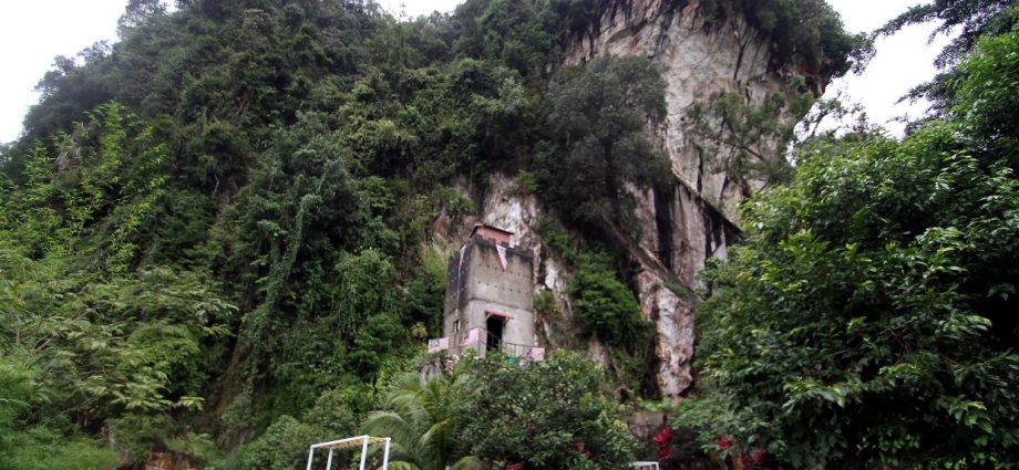 Over 30 people believed trapped in Gua Tempurung after cave exit floods