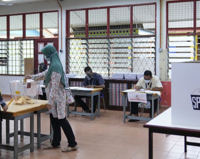 Pahang and Perlis dissolve legislatures, paving the way for state polls to be held during Malaysia’s GE15