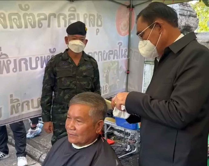 Prayut gives haircut to veteran