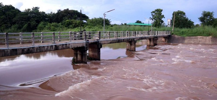 Red flags fly as Yom, Nan rivers at critical levels in Phichit