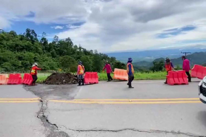 Road cracks, mudslides in road to Phu Thap Boek