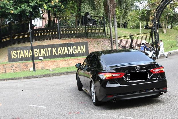 Selangor MB at Istana Bukit Kayangan for audience with Sultan