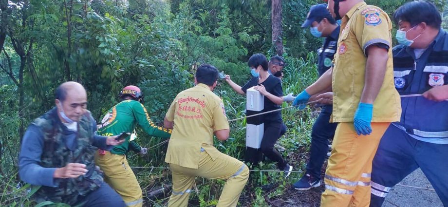 Ten hurt when van plunges into ravine in Phrae