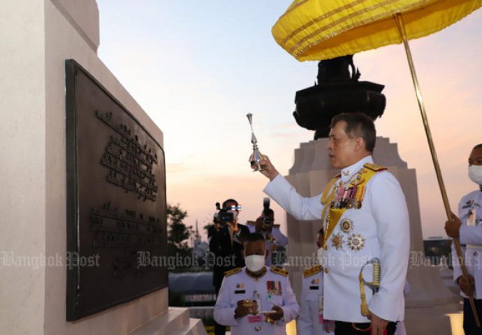 Their Majesties inaugurate King Bhumibol statue