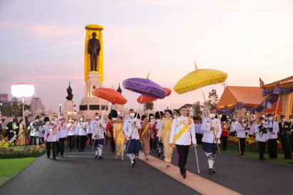 Thousands honour Rama IX