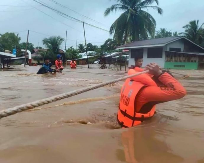 Tropical Storm Nalgae slams into Philippines, at least 45 dead