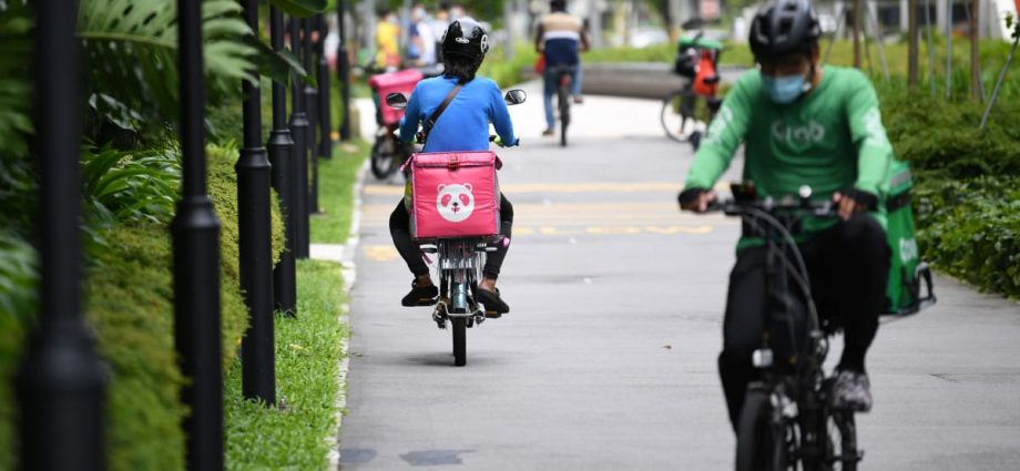 Fewer than 4 in 100 food delivery riders earn more than S$5,000 monthly: Study