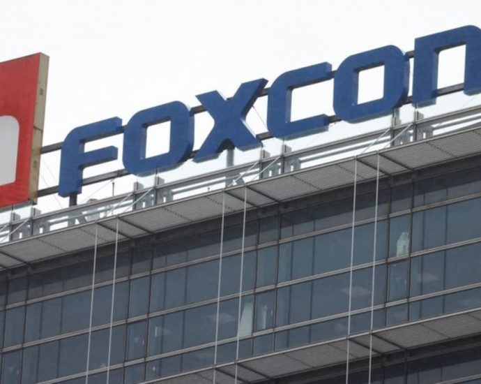 Foxconn Zhengzhou plant offers bonuses to encourage workers to return