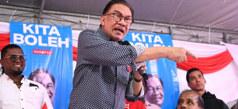 ‘I’ll be a leader for all Malaysians’: Anwar delivers message of unity in Perak ahead of Nomination Day