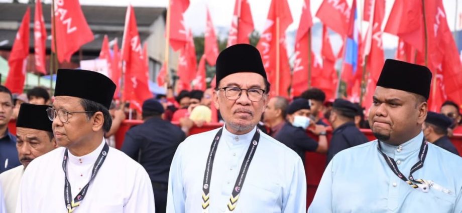 'I'm here to serve': Malaysia's Anwar Ibrahim seeks voters' support in Perak after GE15 nomination