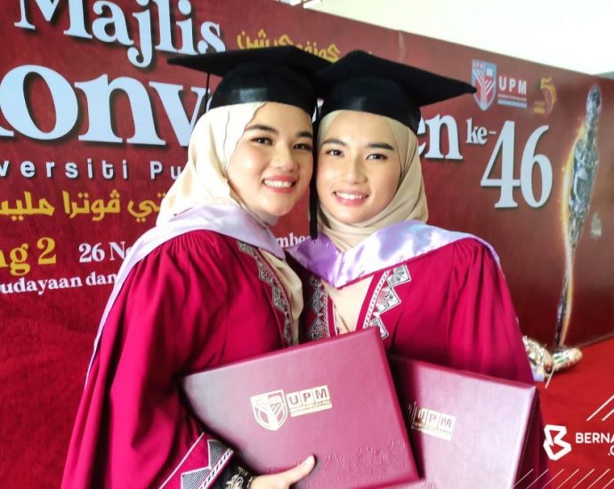 Doctor, doctor: Identical twins graduate together with medical degrees