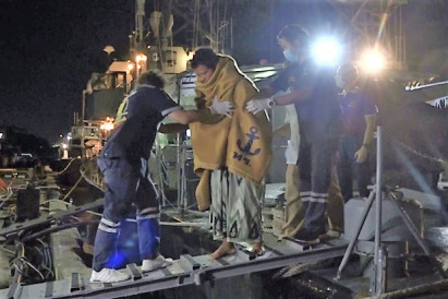 Shipwrecked fisherman found alive, roped to dead crewmates