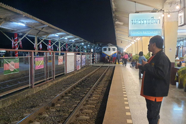 Train lovers start bidding farewell to Korat station