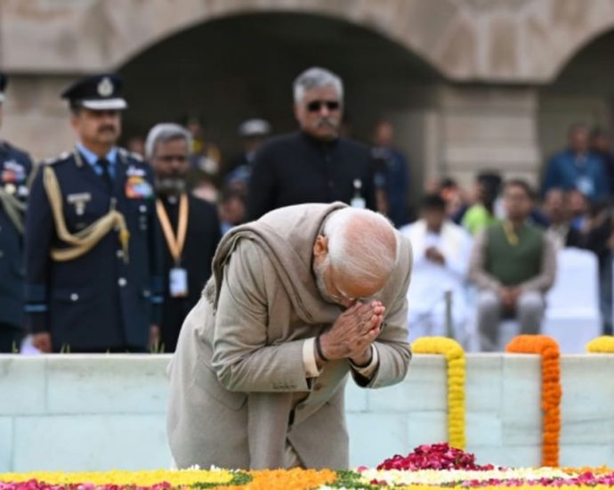 India PM Modi pays homage to Mahatma Gandhi on 75th anniversary of death