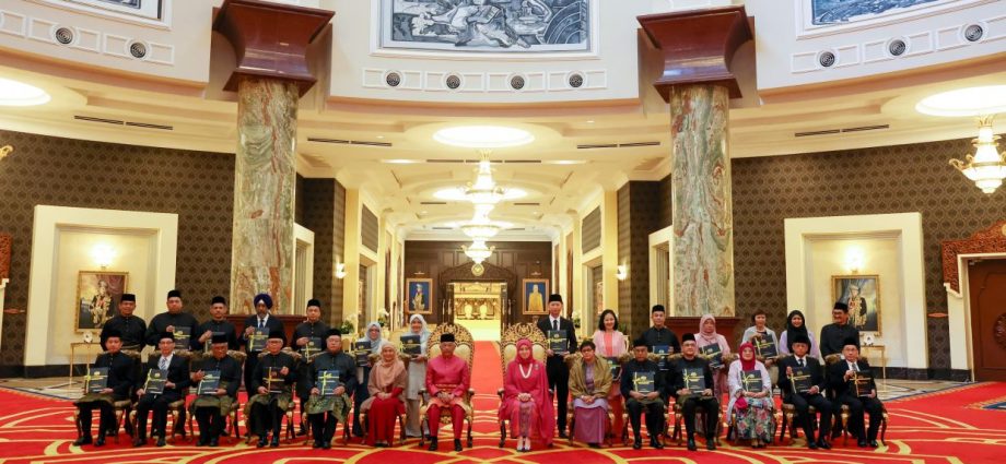King presents letters of appointment to 21 judges