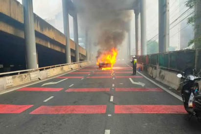 Car erupts in flames on expressway ramp