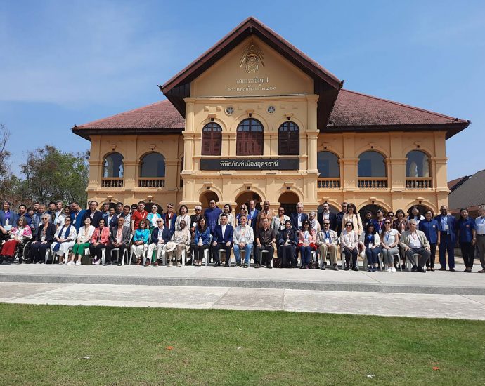 Diplomatic staff tour Isan sites