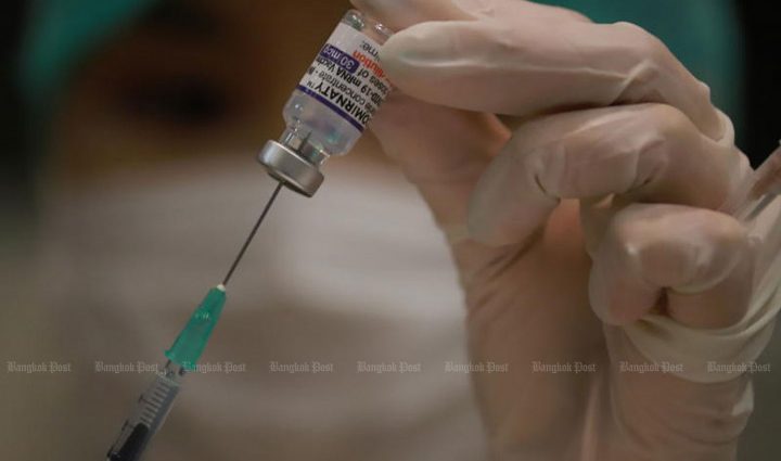 FDA defends vaccine shelf-life extensions