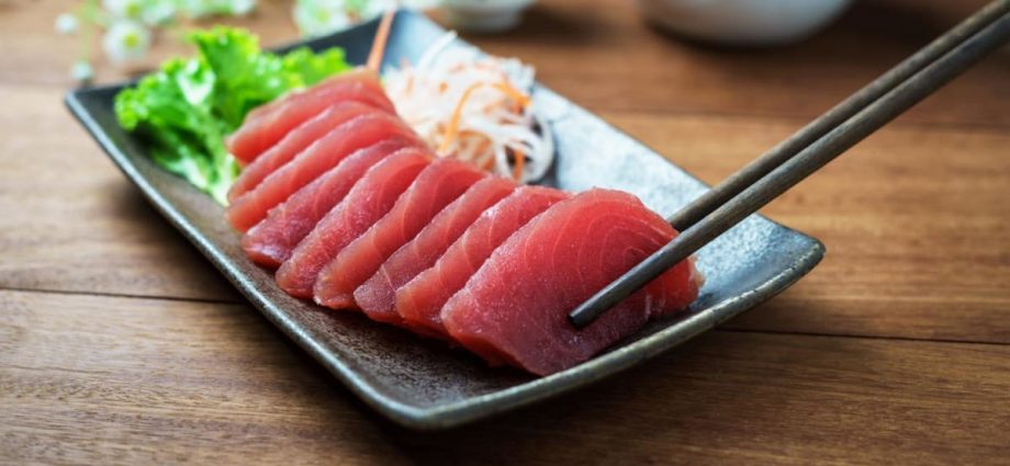 How do food outlets and delivery providers ensure that raw fish is safe to consume?