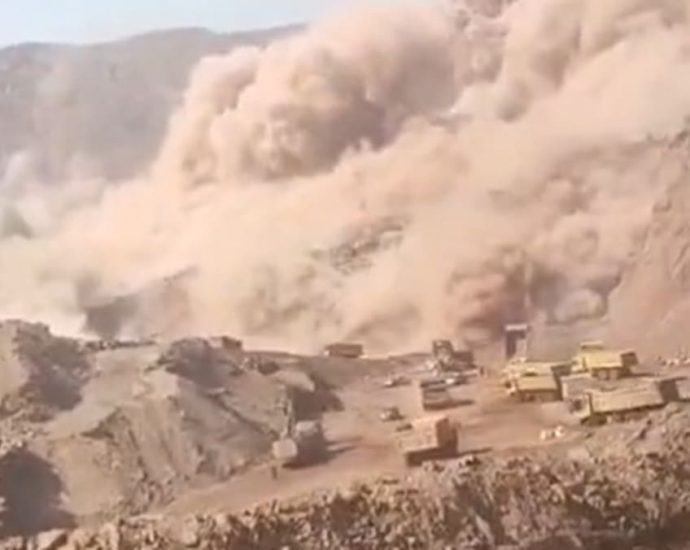 Mudslide disrupts rescue of 53 missing in China mine collapse