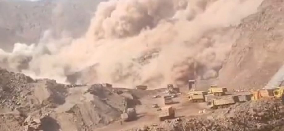 Mudslide disrupts rescue of 53 missing in China mine collapse