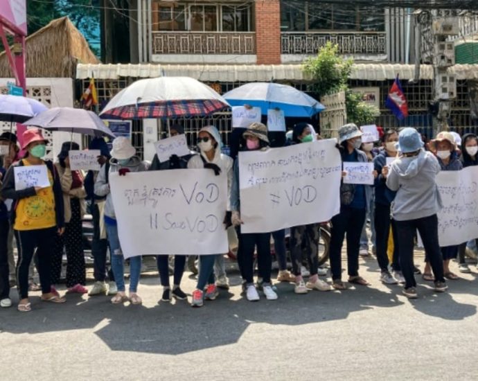 Protesters, rights groups condemn closure of Cambodian news outlet