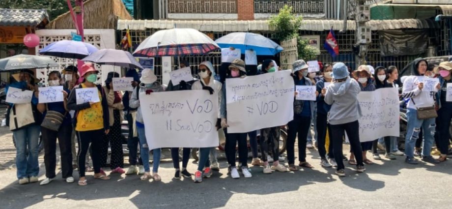 Protesters, rights groups condemn closure of Cambodian news outlet