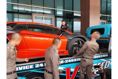 Suspect in online gambling empire hands over B40m supercar to police