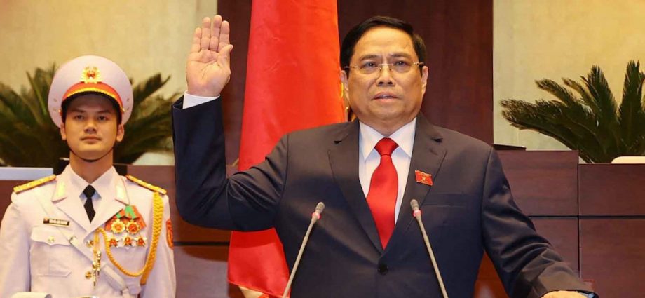 Vietnam, Singapore call for ASEAN solidarity