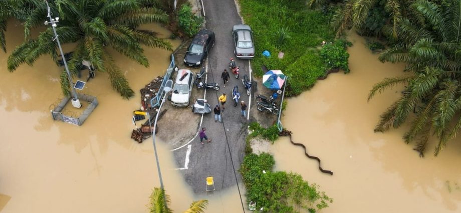 Clogged drainage along rivers among key reasons why Johor is grappling with floods: Experts